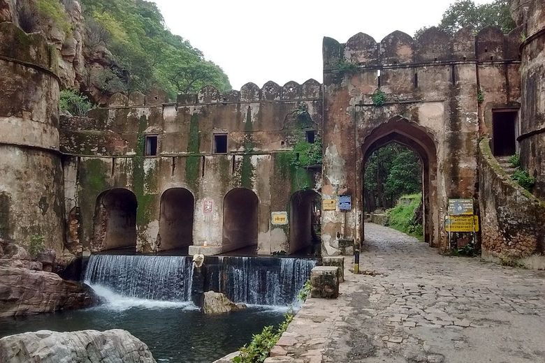 3432b96d-bfc7-49b7-ab54-8a5cc5d580db9bd546bc5c710fce0d_Hamir_Kund_-_Entrance_to_Ranthambore_Fort,_Sawai_Madhopur