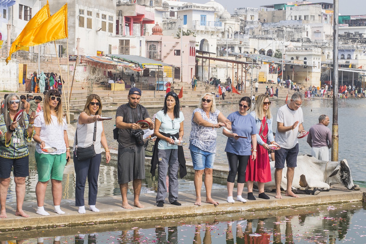english-tourists-7462887_1280